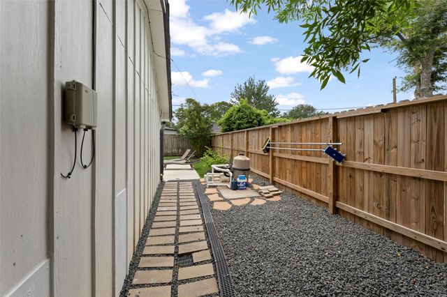 10611 Deerwood Road, Houston, TX 77042