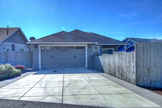 3835 Creek Mont Drive, Medford, OR 97504