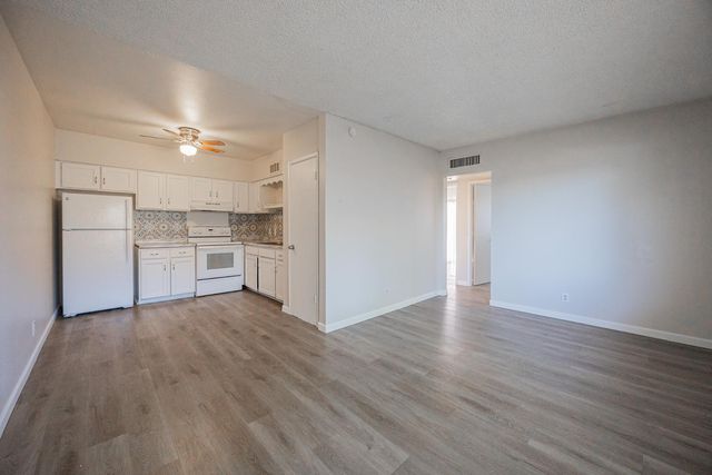 2352 E Broadway Road B, Mesa, AZ 85204