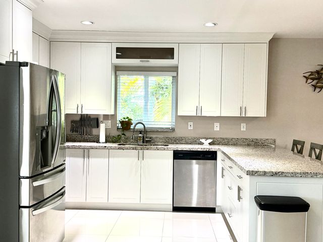 15 Lakeview Drive, Key Largo, FL 33037