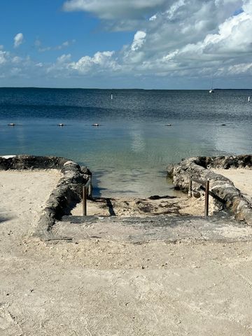 15 Lakeview Drive, Key Largo, FL 33037