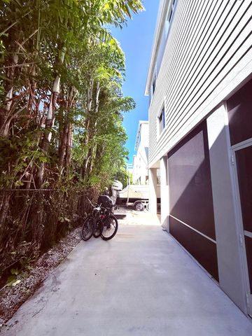 15 Lakeview Drive, Key Largo, FL 33037