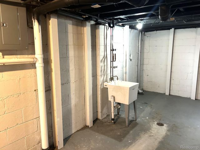 22066 Lambrecht, Eastpointe, MI 48021