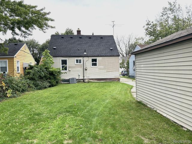 22066 Lambrecht, Eastpointe, MI 48021