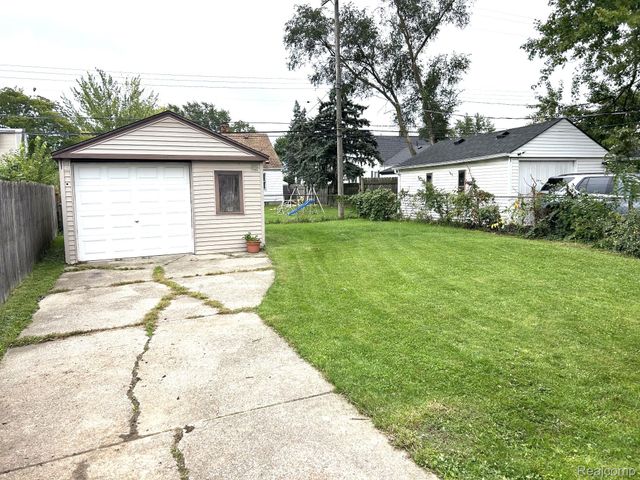 22066 Lambrecht, Eastpointe, MI 48021