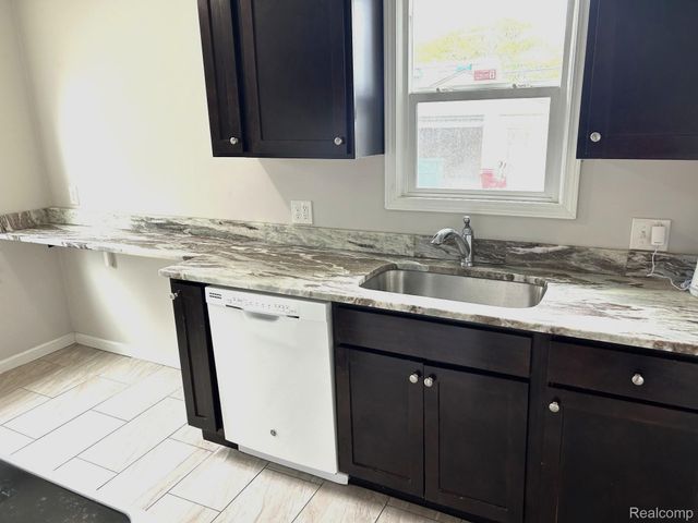 22066 Lambrecht, Eastpointe, MI 48021