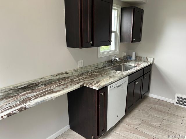 22066 Lambrecht, Eastpointe, MI 48021