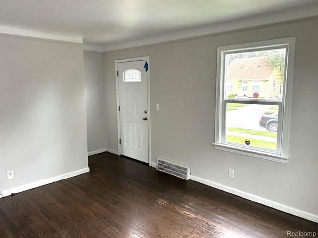 22066 Lambrecht, Eastpointe, MI 48021