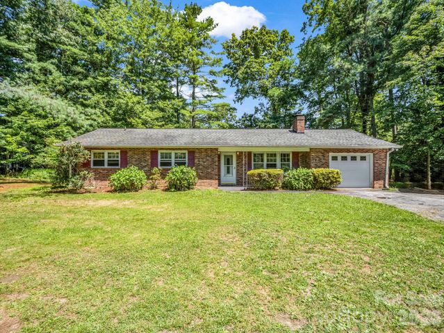 926 Toxaway Court, Hendersonville, NC 28791