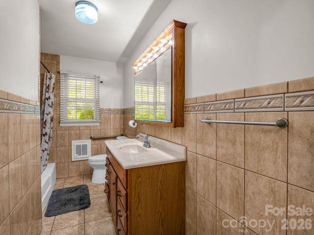 926 Toxaway Court, Hendersonville, NC 28791