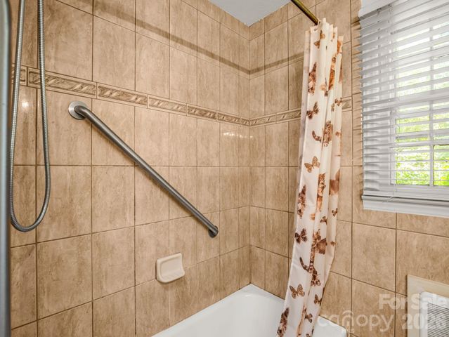 926 Toxaway Court, Hendersonville, NC 28791