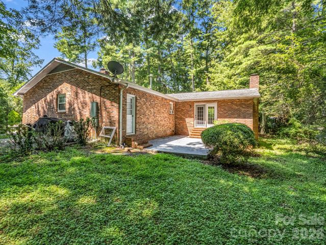 926 Toxaway Court, Hendersonville, NC 28791
