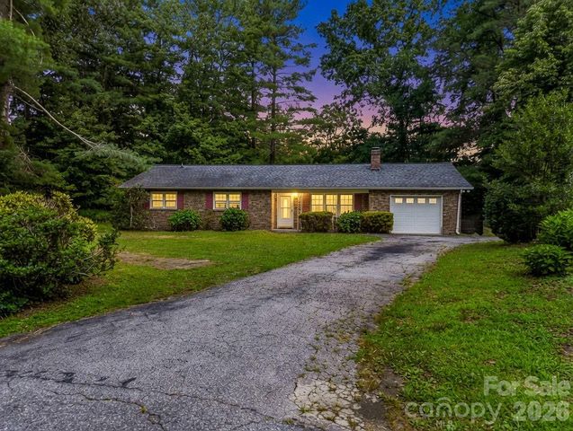 926 Toxaway Court, Hendersonville, NC 28791