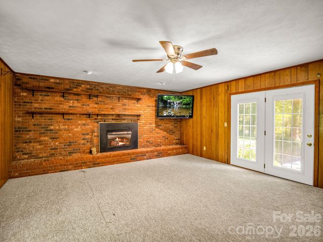 926 Toxaway Court, Hendersonville, NC 28791