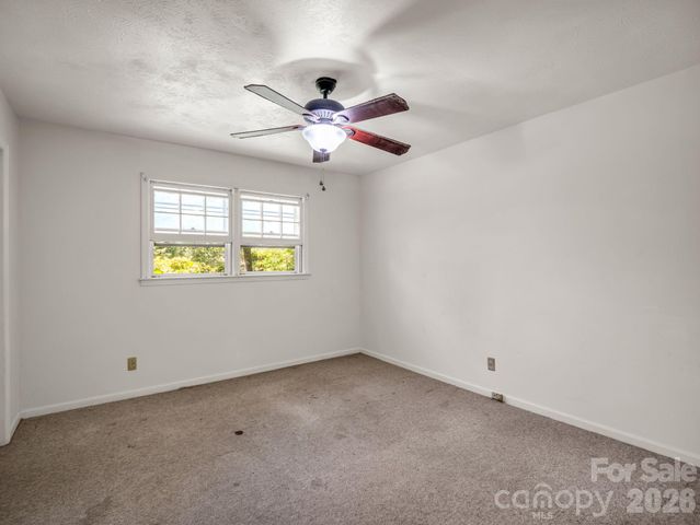 926 Toxaway Court, Hendersonville, NC 28791