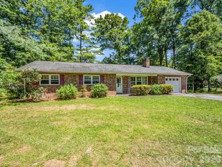 926 Toxaway Court, Hendersonville, NC 28791