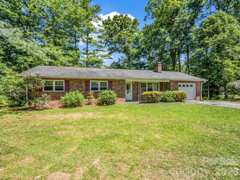 926 Toxaway Court, Hendersonville, NC 28791