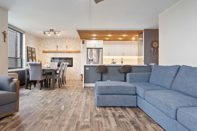 222 E PEARSON Street 2002, Chicago, IL 60611
