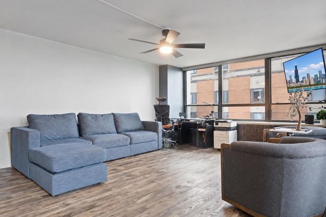 222 E PEARSON Street 2002, Chicago, IL 60611
