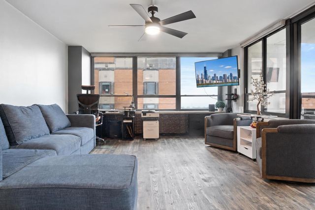 222 E PEARSON Street 2002, Chicago, IL 60611
