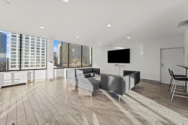 222 E PEARSON Street 2002, Chicago, IL 60611