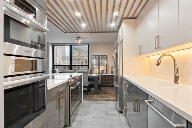 222 E PEARSON Street 2002, Chicago, IL 60611