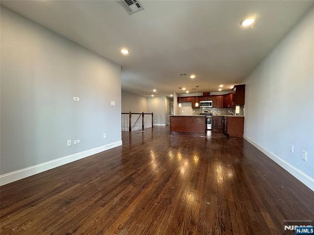 15 6th Street, Newark, NJ 07107