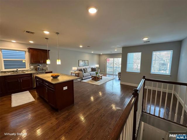 15 6th Street, Newark, NJ 07107