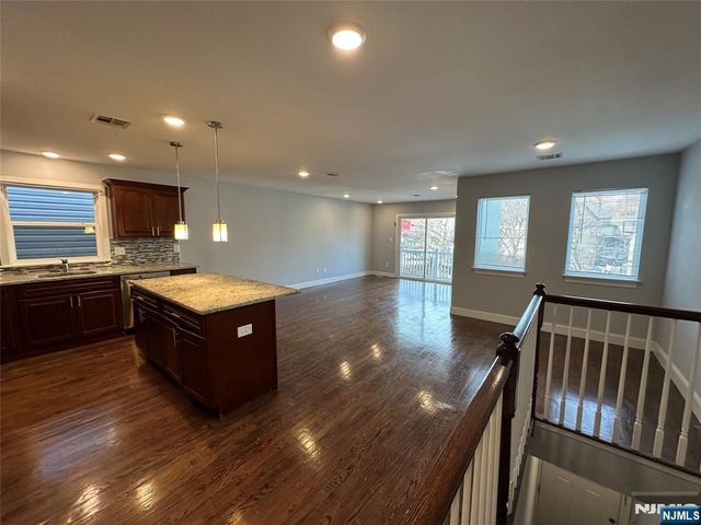 15 6th Street, Newark, NJ 07107