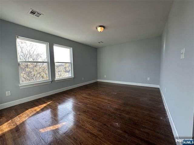 15 6th Street, Newark, NJ 07107