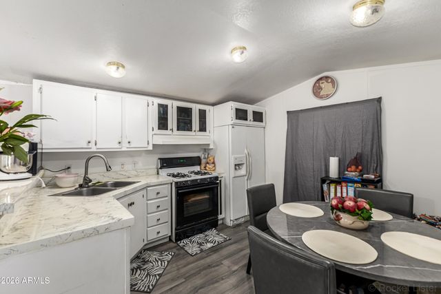 8427 W GLENDALE Avenue 15, Glendale, AZ 85305