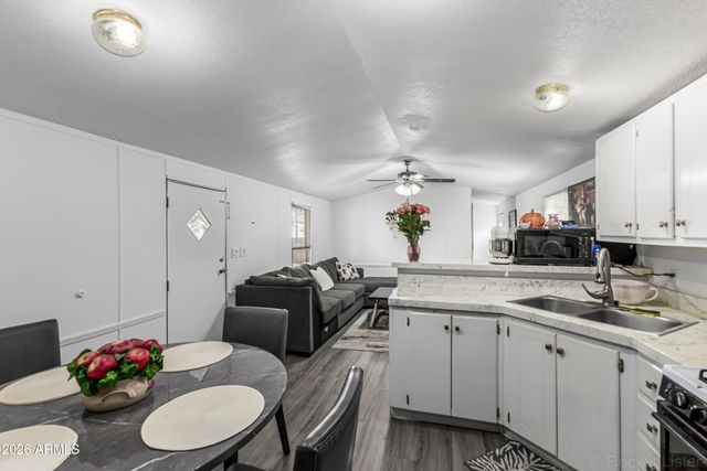 8427 W GLENDALE Avenue 15, Glendale, AZ 85305