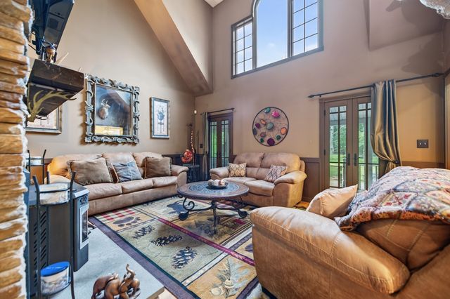 227 Eight Lots Rd, Sutton, MA 01590