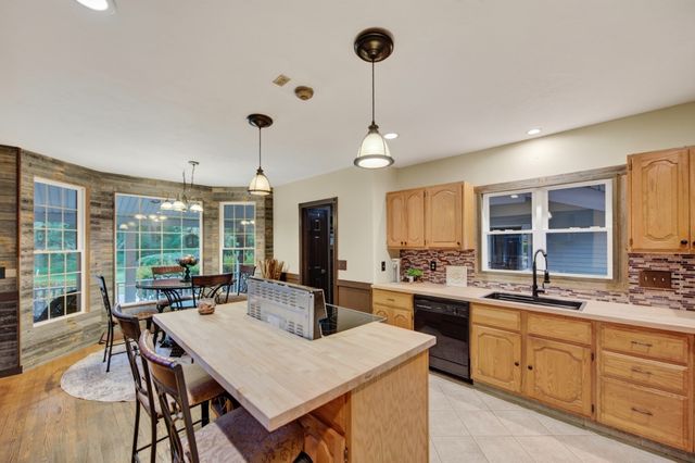 227 Eight Lots Rd, Sutton, MA 01590