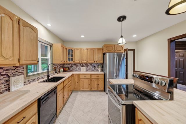 227 Eight Lots Rd, Sutton, MA 01590