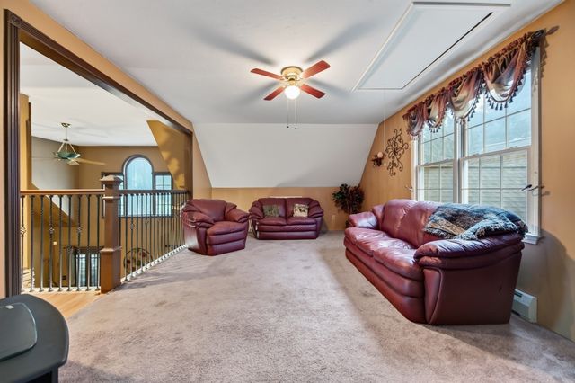 227 Eight Lots Rd, Sutton, MA 01590