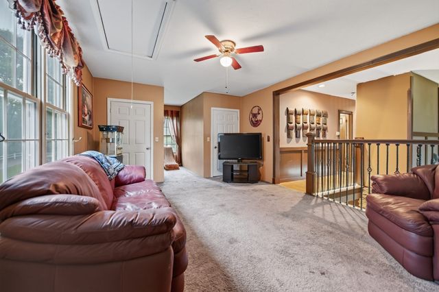 227 Eight Lots Rd, Sutton, MA 01590