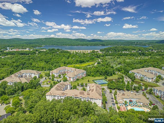 8421 Warrens Way 421, Wanaque, NJ 07465
