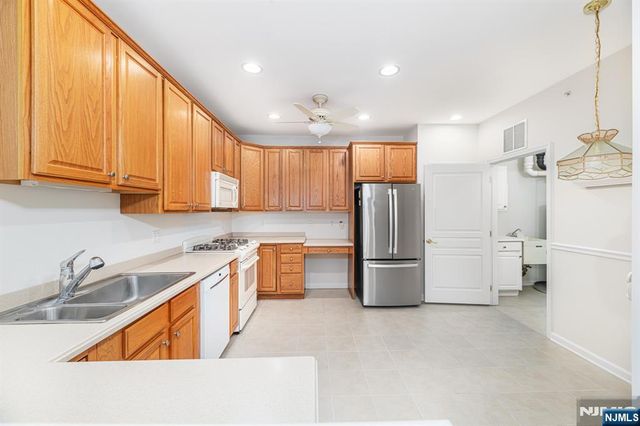 8421 Warrens Way 421, Wanaque, NJ 07465
