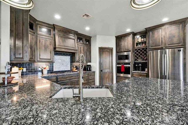 366 Mountain Ridge Dr, Lawton, OK 73507