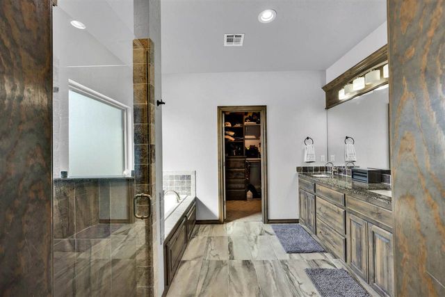 366 Mountain Ridge Dr, Lawton, OK 73507