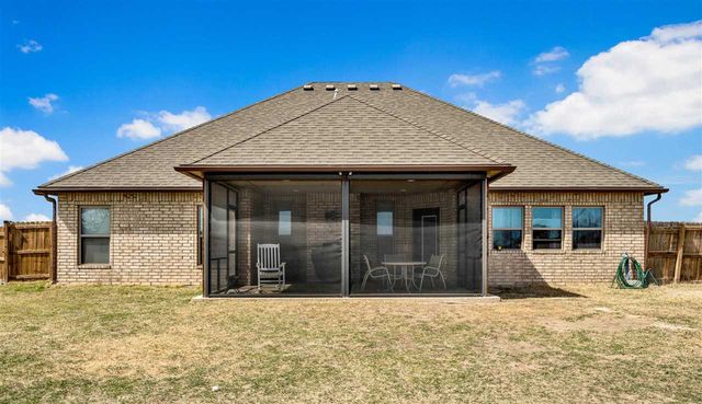 366 Mountain Ridge Dr, Lawton, OK 73507