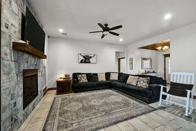 366 Mountain Ridge Dr, Lawton, OK 73507