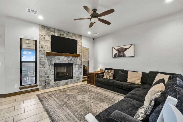 366 Mountain Ridge Dr, Lawton, OK 73507