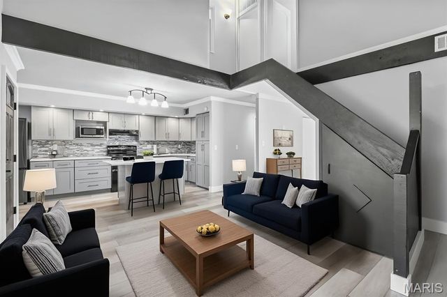 1042 Humber Circle, St Louis, MO 63129