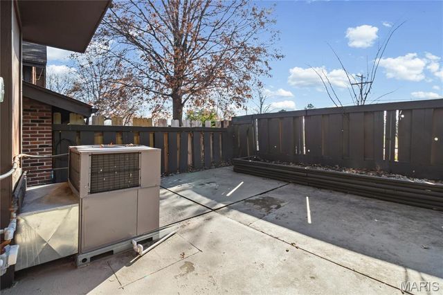 1042 Humber Circle, St Louis, MO 63129