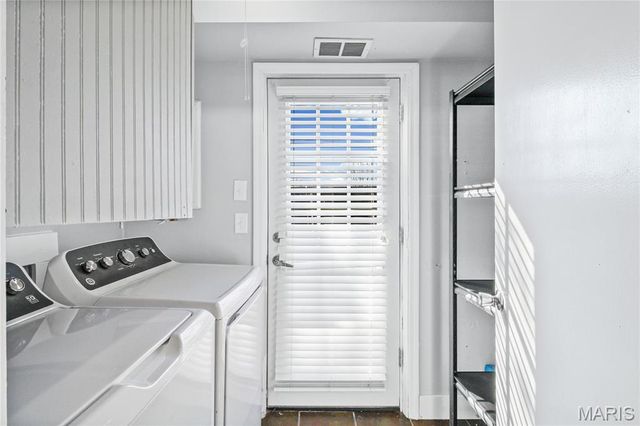 1042 Humber Circle, St Louis, MO 63129