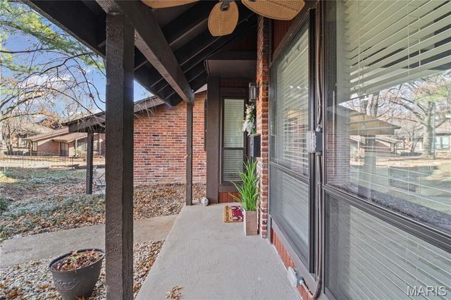 1042 Humber Circle, St Louis, MO 63129