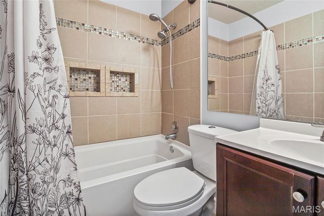 1042 Humber Circle, St Louis, MO 63129