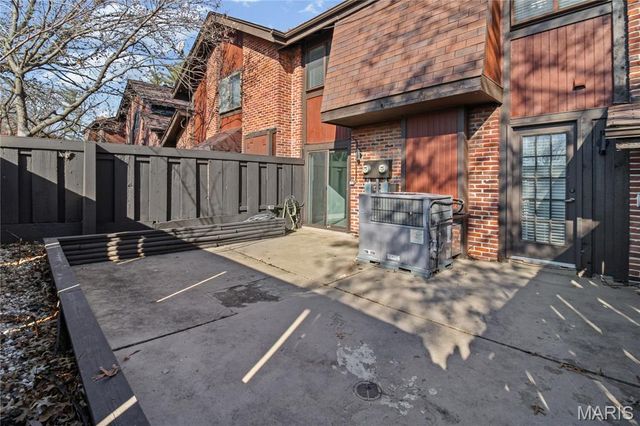 1042 Humber Circle, St Louis, MO 63129